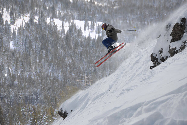 Foolhardy skier