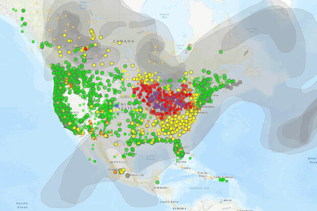 Map of United States and Canada showing smoke location and poor air quality station reports in the Great Lakes region