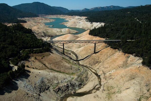 Aerial photo of Lake Oroville nearly dry