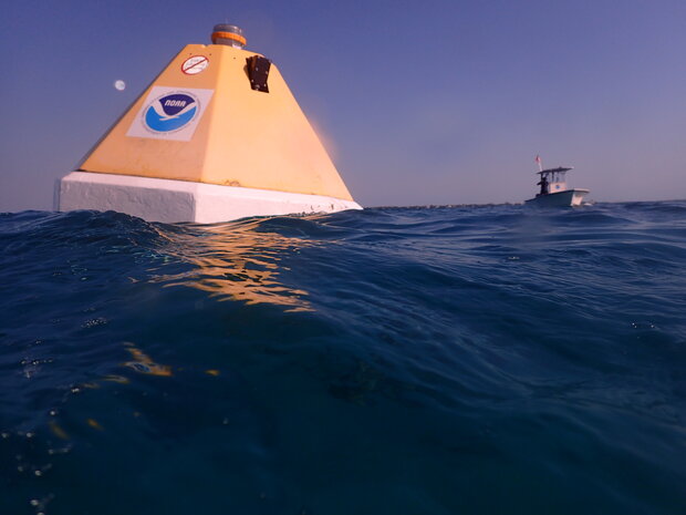 Photo of MAPCO2 buoy at Cheeca rocks, Florida Keys, with boat in background